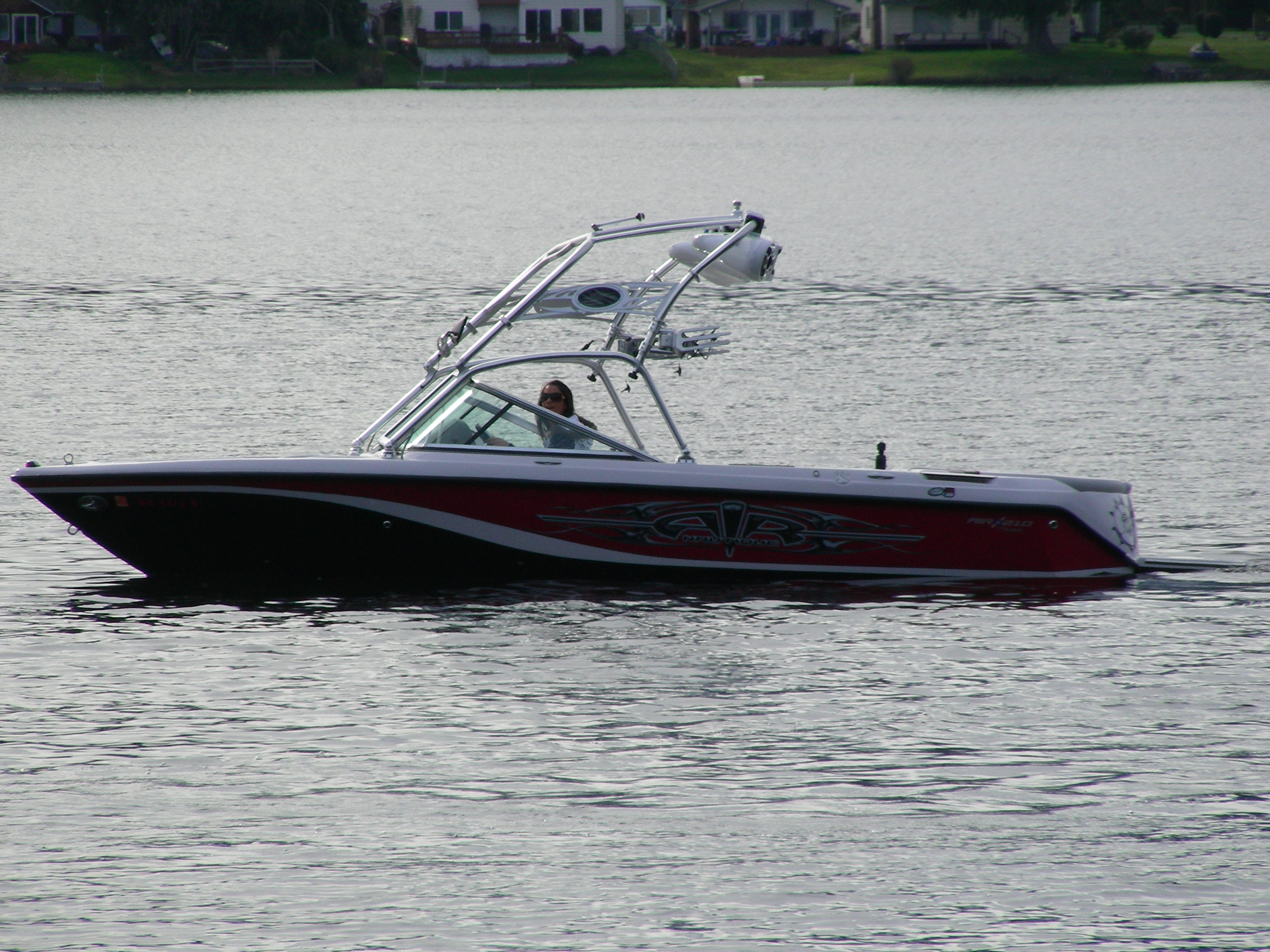Click image for larger version

Name:	boat_in_water_001.jpg
Views:	1071
Size:	997.2 KB
ID:	356720