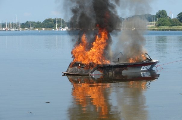 Click image for larger version

Name:	nautique_fire.jpg
Views:	2468
Size:	37.0 KB
ID:	371141