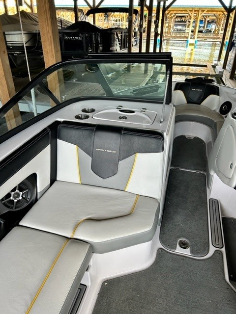 Click image for larger version

Name:	Boat inside left.jpg
Views:	512
Size:	111.0 KB
ID:	661418