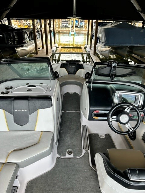 Click image for larger version

Name:	Boat inside middle.jpg
Views:	515
Size:	108.2 KB
ID:	661420