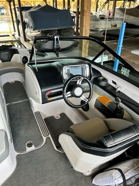 Click image for larger version

Name:	Boat inside right.jpg
Views:	507
Size:	125.1 KB
ID:	661422